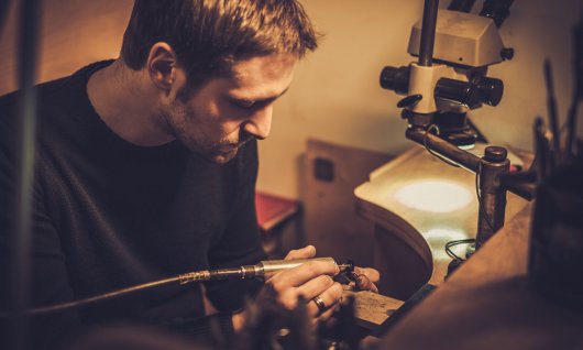 Schmuck wird hergestellt