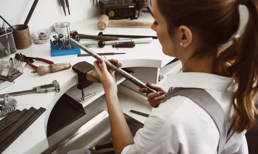 Frau stellt Schmuck her 