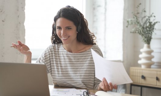 Frau hat einen online Unterricht am Laptop. 
