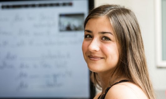 Mädchen sitzt vor der Kamera