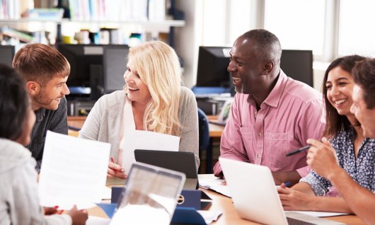 Erwachsene sitzen zusammen und lernen. 