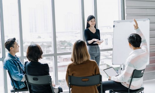 Erwachsene lernen in der Gruppe eine neue Sprache. 