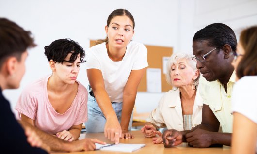 Erwachsene lernen eine neue Sprache. 