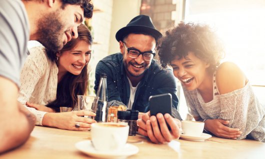 Erwachsene lernen eine Sprache. 