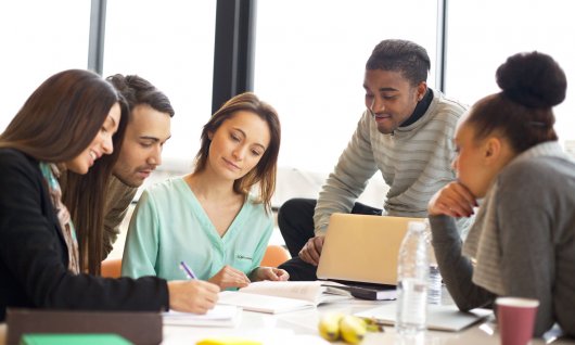 Erwachsene lernen eine neue Sprache 