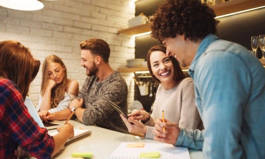 Erwachsene lernen zusammen am Tisch. 