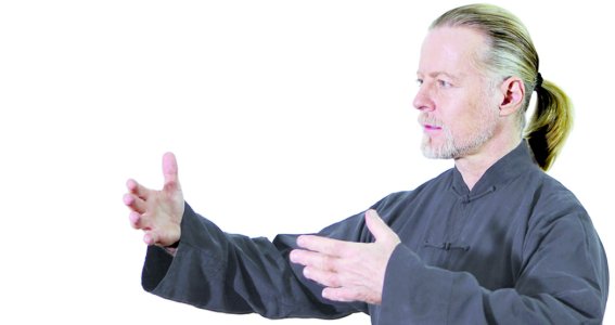 Erwachsener Mann macht Tai Chi