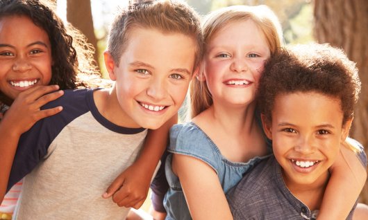 Englischsprachkurse für Kinder in Düsseldorf Kinder halten sich in den Armen