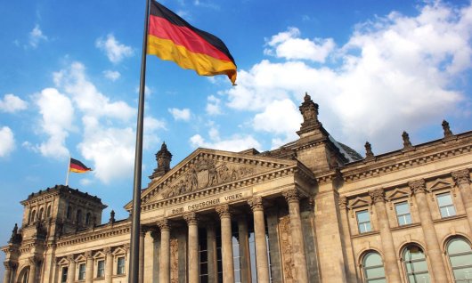 Deutschsprachkurse für Kinder Deutschlandflagge vor dem Brandenburgertor.