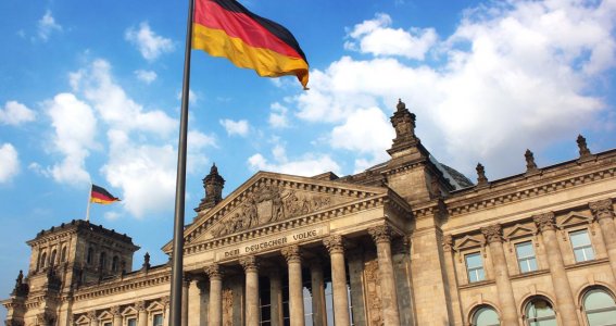 Deutschlandflagge vor dem Brandenburgertor. 
