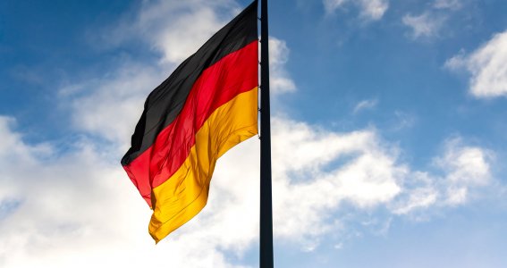 Deutschlandflagge vor dem Himmel. 