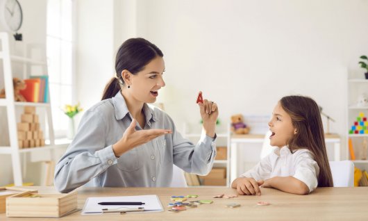 Sprachkurse für Kinder Frau und Mädchen lernen zusammen