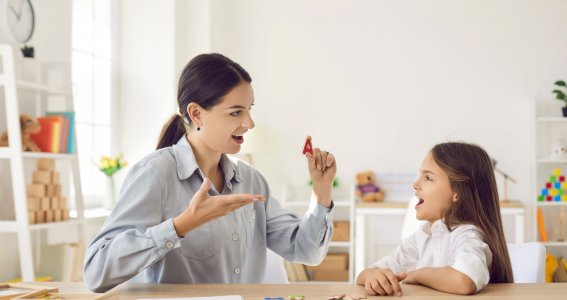 Frau und Mädchen lernen zusammen