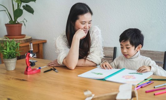 Sprachkurse für Kinder Frau und Kind lernen japanisch