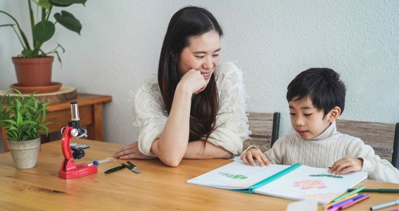 Frau und Kind lernen japanisch
