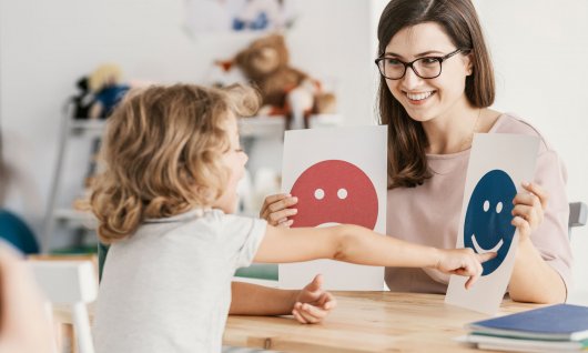 Sprachkurse für Kinder Frau und Junge lernen zusammen am Tisch