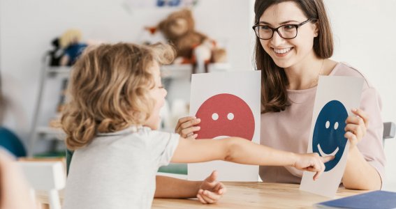 Frau und Junge lernen zusammen am Tisch