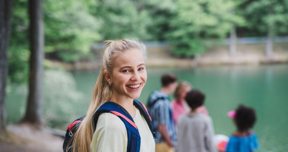 Kinder wandern am See Mädchen steht vor der Kamera