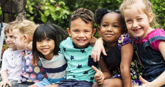 Kinder sitzen nebeneinander