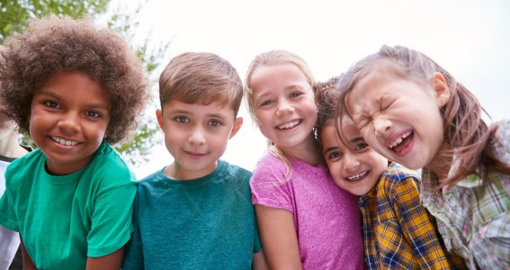 Kinder lachen in die Kamera