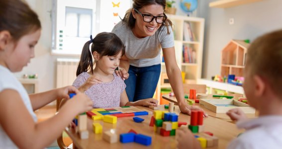 Kinder spielen zusammen am Tisch