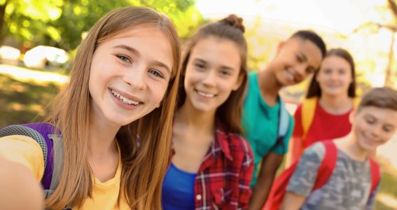 Kinder machen ein Selfie