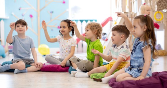 Kinder spielen zusammen