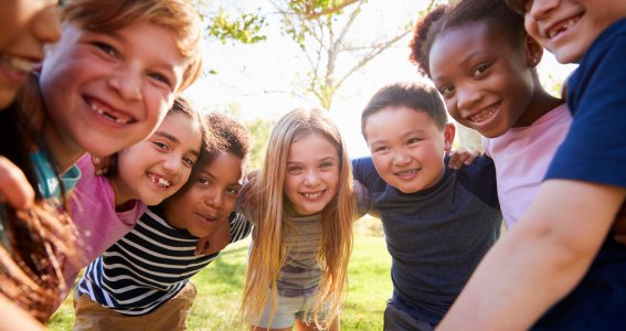 Kinder lachen in die Kamera