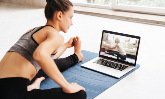 Frau nimmt online am Rückbildungs Kurs teil.