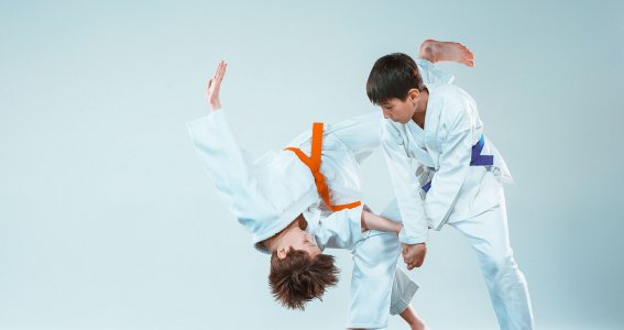 Kinder machen Aikido. 