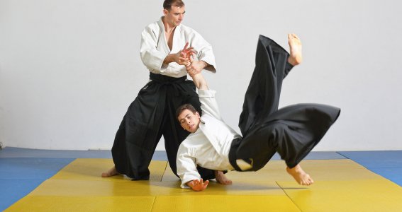 Jugendliche machen Aikido