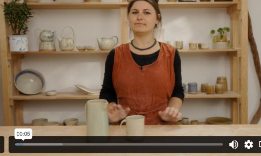 Frau erklärt im Tonatelier für Videokurs.