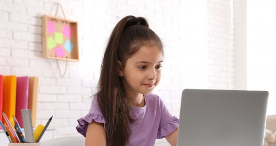 Mädchen arbeitet am Laptop