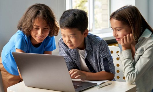 Kinder sitzen am laptop