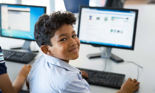 Junge sitzt vor dem laptop