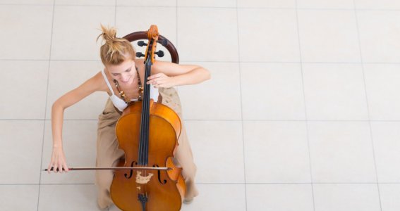Eine Frau hat Spaß am Cellospielen 