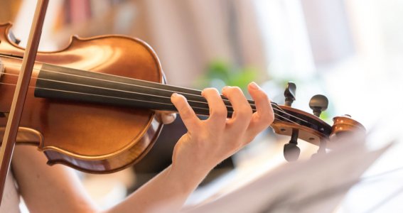 Ein Erwachsener spielt Geige 