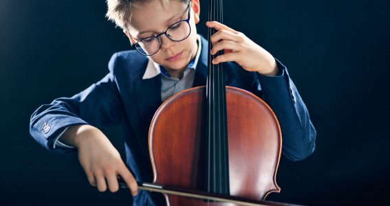 Ein Kind spielt Cello mit viel Spaß