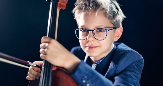 Ein Junge hält sein Cello