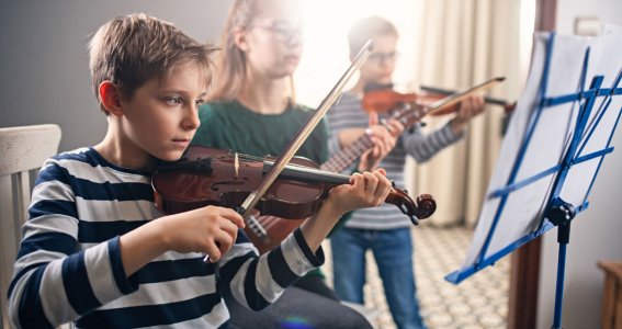 Kinder spielen Geige bei KIM