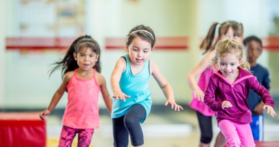 Kinder laufen beim Turnunterricht 