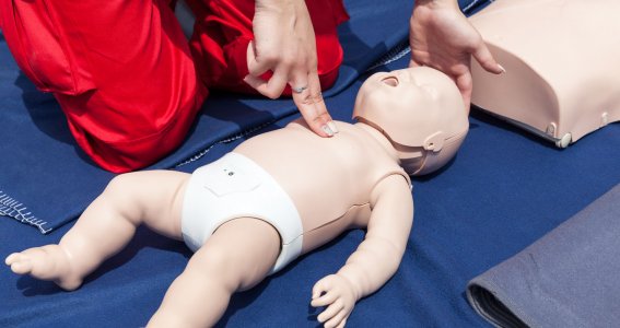 Reanimation einer Puppe im erste Hilfe Kurs