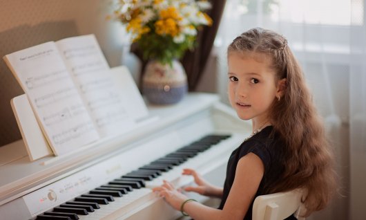 Mädchen spielt Klavier