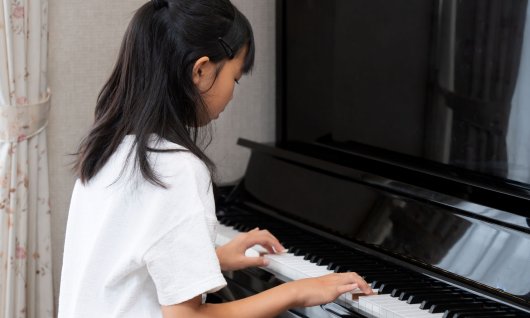 Mädchen spielt Klavier