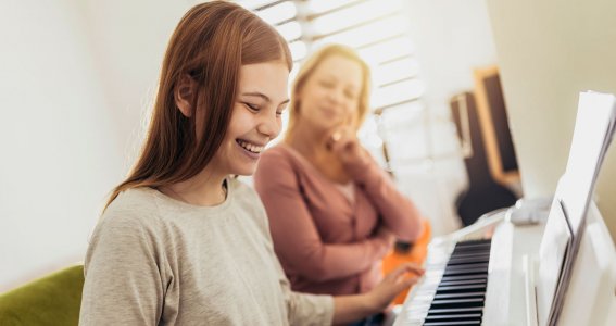 Mädchen lacht am Keyboard