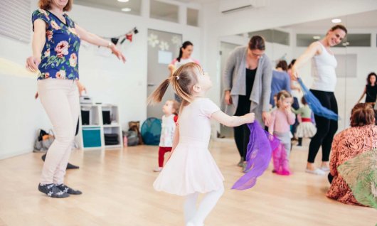 Eltern und ihre Kinder tanzen und spielen