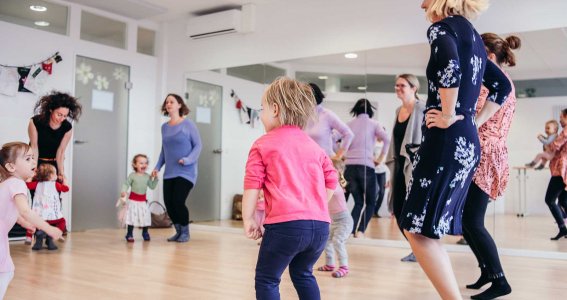 Kinder tanzen mit ihren Eltern Ballett