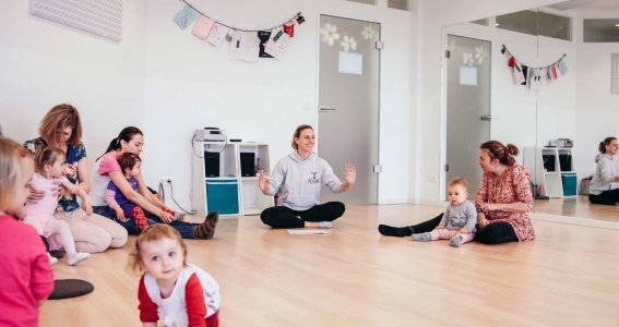 Tanzlehrerin erklärt spielerisch die nächsten Schritte