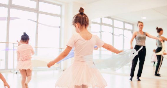 Ballettstunde für kleine Kinder