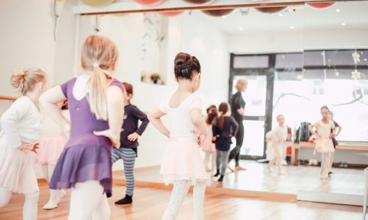 Kleine Mädchen tanzen zur Musik